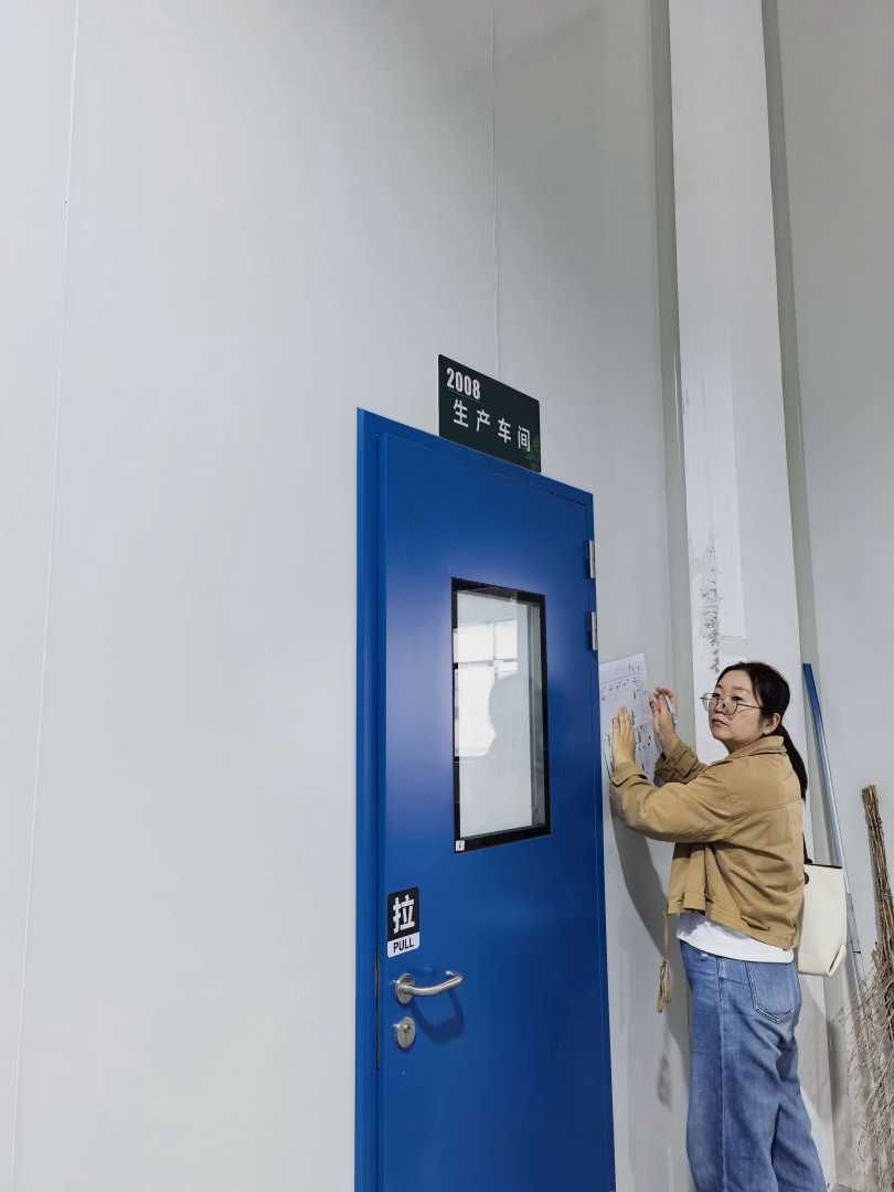 现场测量与点位核对：图纸上墙，逐点定位